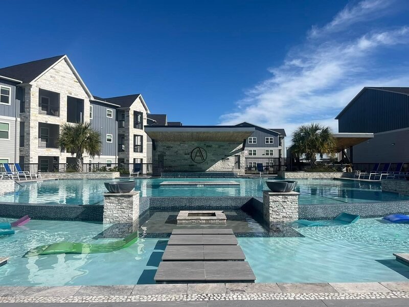 בית יפה על בריכה